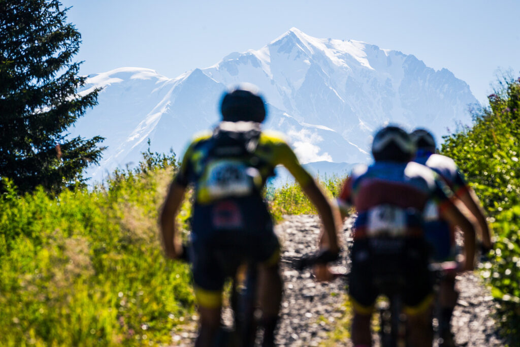 Course de vélo face au Mont Blanc